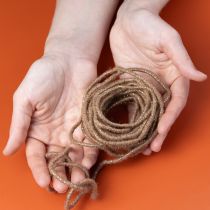 gjenstander Brun ullsnor med gulltråd, 5m x 5mm med ståltråd, til dekorasjon og håndarbeid