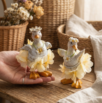gjenstander Dekorativ andefigur i blomsterkjole, vår, detaljert sommerdekorasjonstilbehør, 11 cm, 2 stk.
