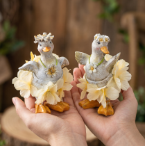 gjenstander Dekorativ andefigur i blomsterkjole, vår, detaljert sommerdekorasjonstilbehør, 11 cm, 2 stk.