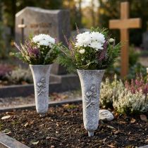 gjenstander Grå gravvase med rosemotiv, 26 cm høy, 2 stk.