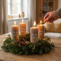 gjenstander Adventslys «God jul» - naturlige vokssøylelys i brunt, sett med 4, Ø60 mm, høyde 130 mm, RAL-kvalitetsmerke, dekorative julelys