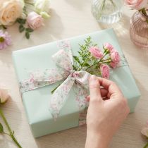 gjenstander Gavebånd med blomstermotiv for elegant gaveinnpakning, 15 m