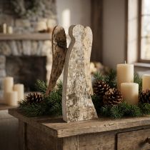 gjenstander Englefigur laget av tre med bjørkenever, 30 cm