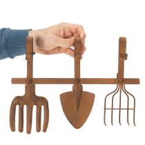 gjenstander Krokskinne for hageredskaper, hagepynt, rive, spade og hakke; metallkledningsstativ laget av rustent metall, L33,5 cm