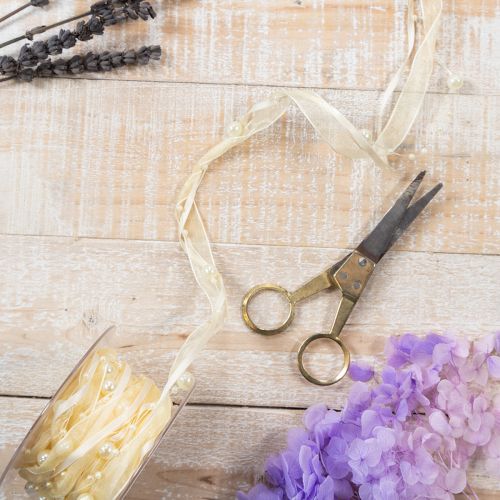 gjenstander Dekorativt bånd med perler, kremfarget, 20 mm, 5 m