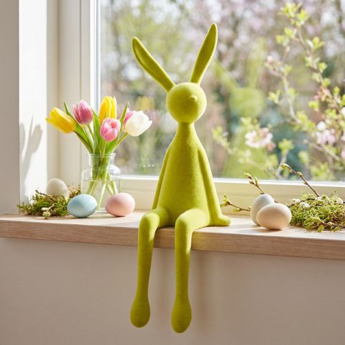 Påskehare sitter på en hylle, flokket, gulgrønn, 56 cm | Floristik24.no