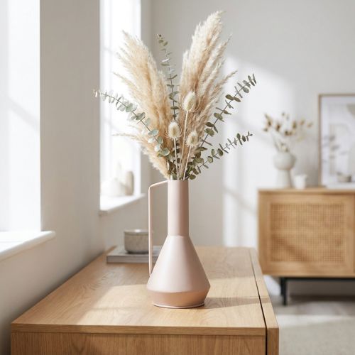 gjenstander Moderne dekorativ metallvase i lys rosa, 19,5 cm; dekorativ designerkanne, 38,5 cm høy, for tørkede blomster