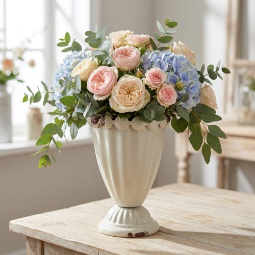 gjenstander Liten dekorativ metallvase i vintage-stil