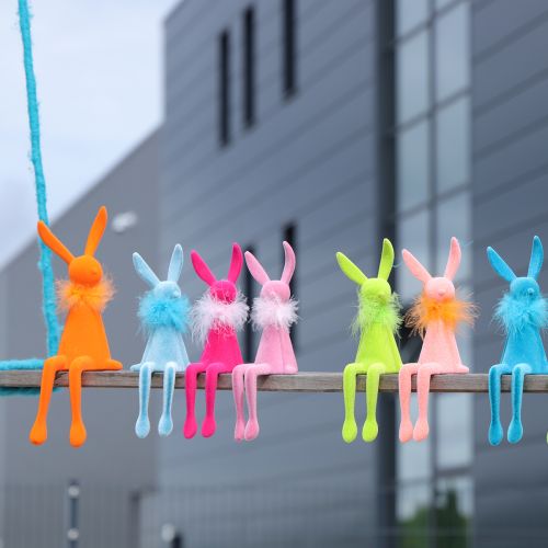 gjenstander Påskeharepynt, hylleholder, sittende figur laget av plast til våren, 27 cm, 2 deler