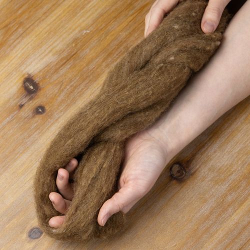 gjenstander Ulsnor, dekorativ ull, brun, 2 m. Ulsnor, tovingsull til håndverk og blomsterdekorasjon.