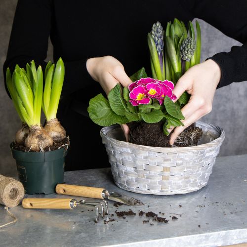 gjenstander Vevd kurv som en stilig blomsterdekorasjon til stuen. Påskekurv, 23 cm, 6 deler.