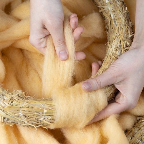 gjenstander Ulsnor, ullbånd, kremoransje, 10 m ull til kranser og arrangementer