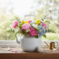 Dekorativ metalltekanne med vintage-utseende til blomsteroppsatser | Floristik24.no