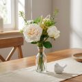 Bukett med kunstige roser. Kremsilkeblomster i en bukett | Floristik24.no