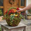 Rustikk plantekurv med mose og kongler - dekorativ kurv med håndtak Ø32cm H42cm - allsidig hage- og hjemmedekorasjon | Floristik24.no