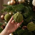 Julekule i fløyelsutseende, grønn, blandede teksturer, 8 cm, 12 stk. | Floristik24.no
